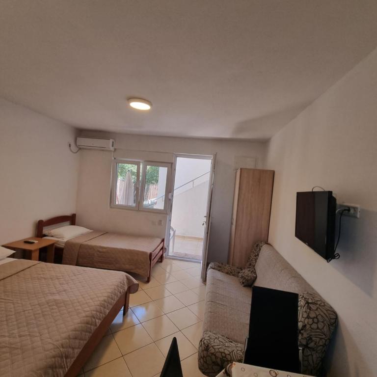 Apartman-Studio Matanović- Save Kovačevića - Četvorokrevetna Soba sa Sopstvenim Kupatilom - 2