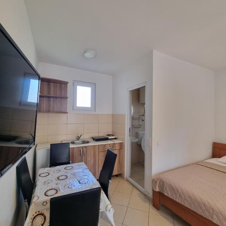 Apartman-Studio Matanović- Save Kovačevića - Četvorokrevetna Soba sa Sopstvenim Kupatilom - 3