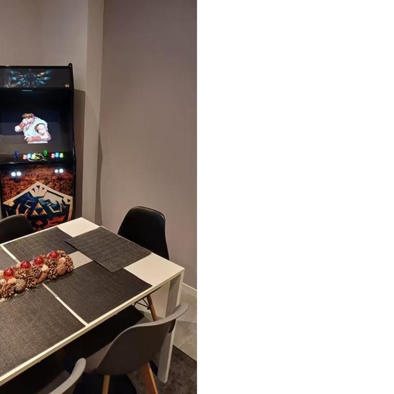 Entire house with arcade machine in a private backyard, 3 bedrooms, 1 bathroom, 1 leaving room with convertible sofa and open kitchen - Haus mit 3 Schlafzimmern - 3
