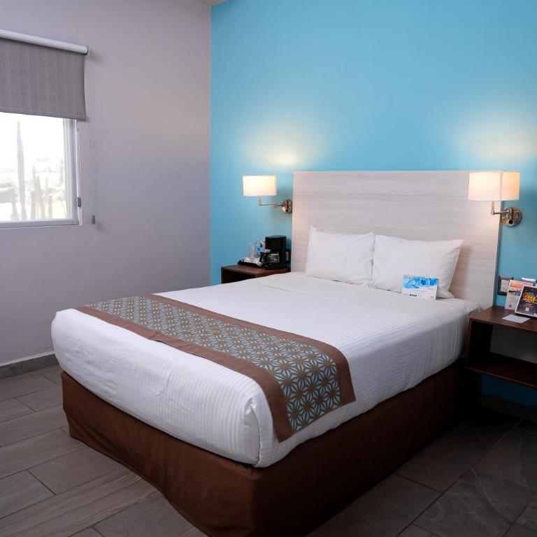 Comfort Inn & Suites Los Cabos - King Room - Disability Access/Non Smoking - 7
