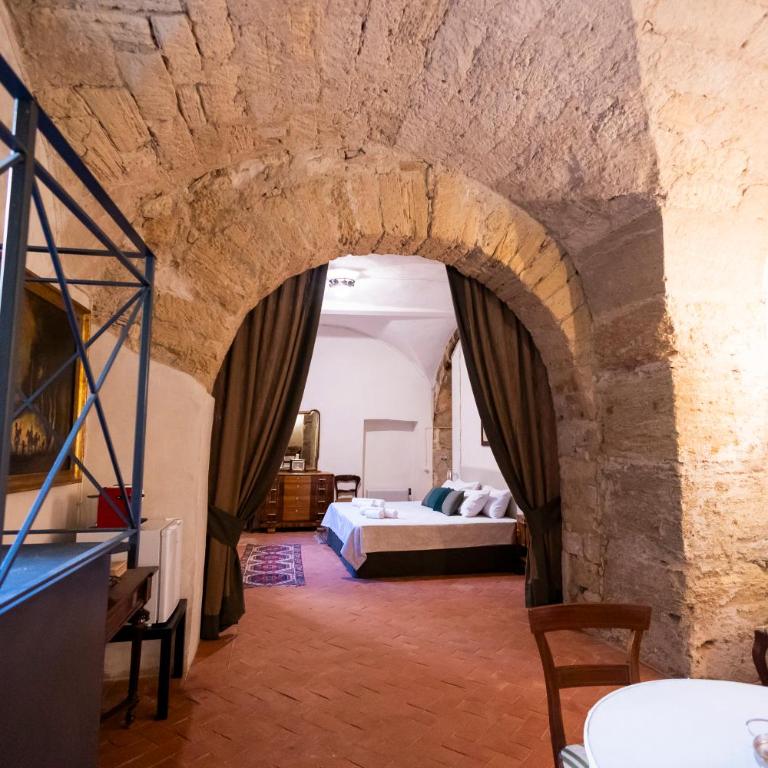 Principe di Castelnuovo Historical Suites - King Room with Garden View - 12