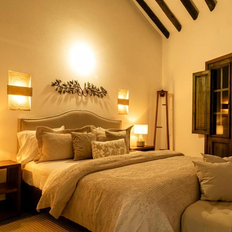 Santa Lucía Casa Hotel - Habitación con cama extragrande y balcón - 8