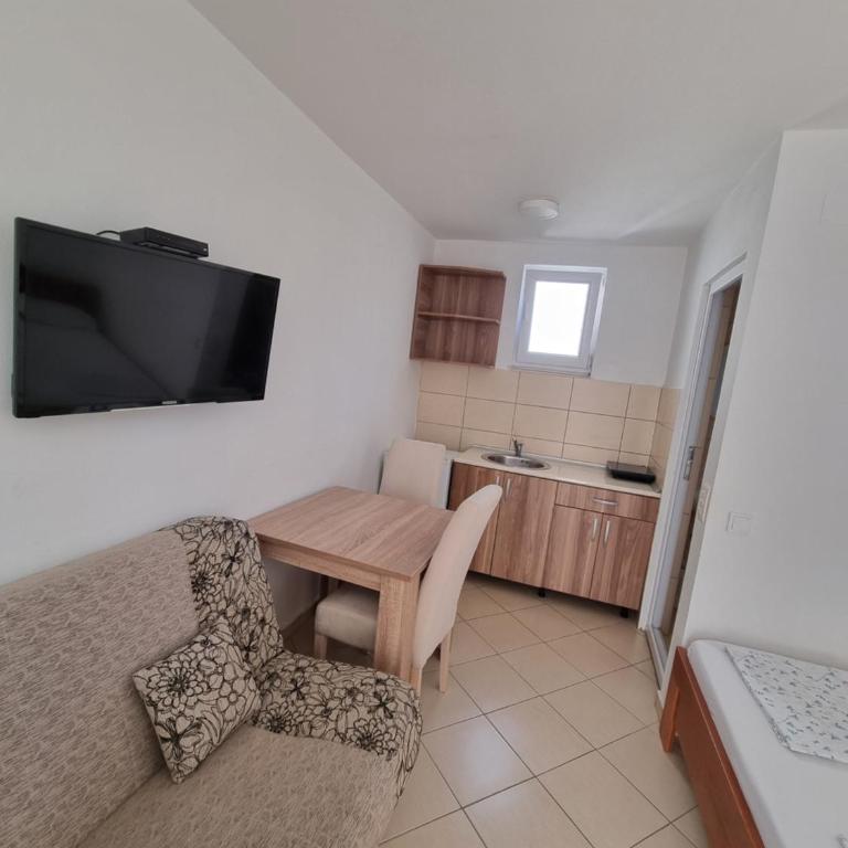 Apartman-Studio Matanović- Save Kovačevića - Četvorokrevetna Soba sa Sopstvenim Kupatilom - 9