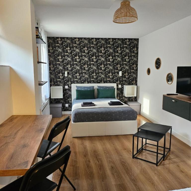 Superbe studio avec cour et parking gratuit à 5 min du château - Apartamento de 1 dormitorio - 1