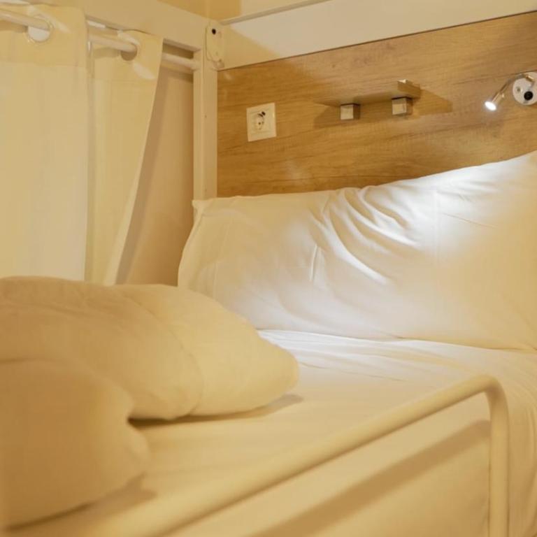 4U Hostel - Bed in 8-Bed Mixed Dormitory Room - 3