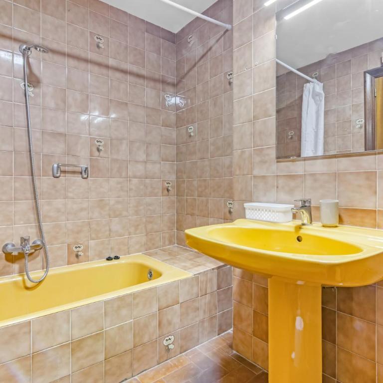 Centrally located temporary, very spacious Pataconabluerentals - Three-Bedroom Apartment - 15