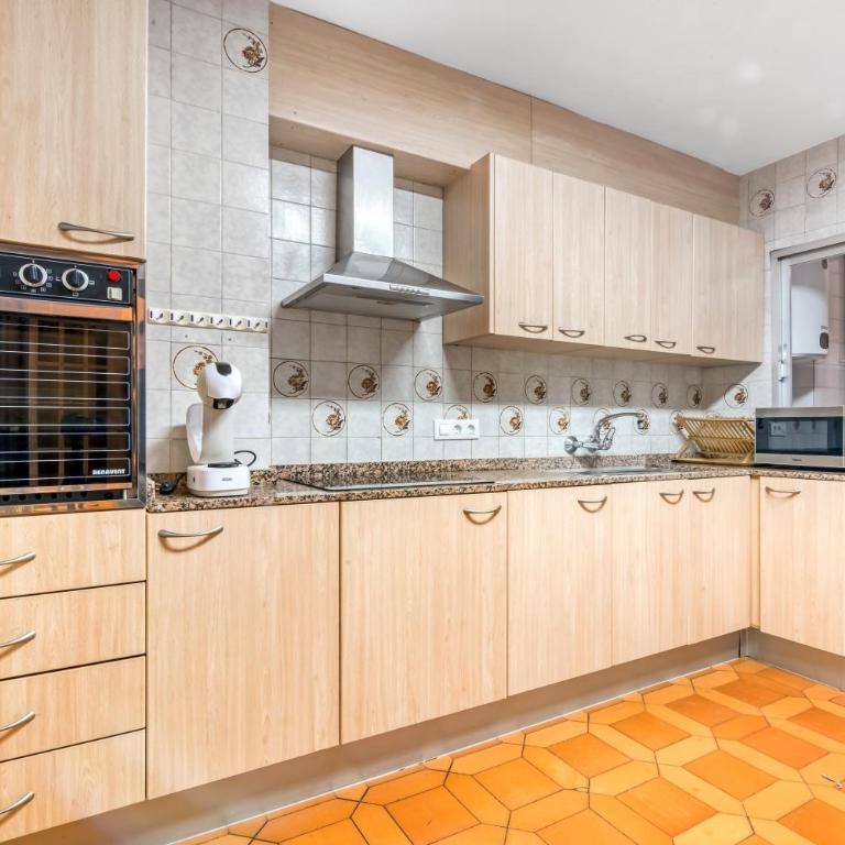 Centrally located temporary, very spacious Pataconabluerentals - Three-Bedroom Apartment - 6