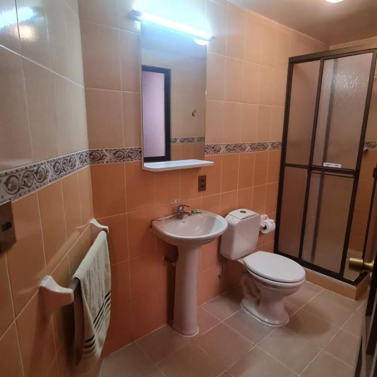 Hostal Montañes - Habitación Doble con baño privado - 2 camas - 10