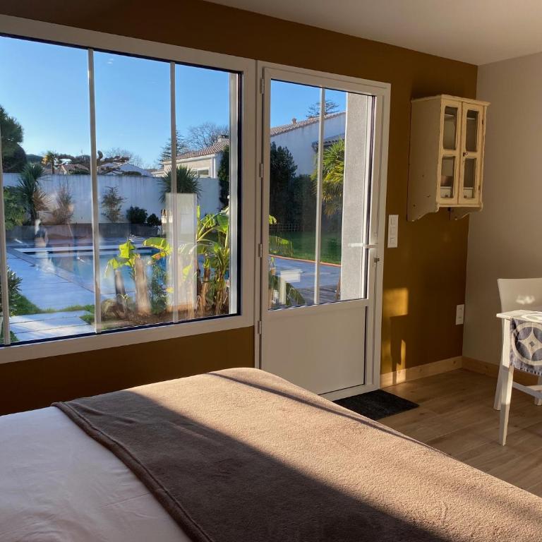 Maison M, chambre privée accès jardin piscine et jacuzzi près de La Rochelle - Chambre Double - Vue sur Piscine - 5