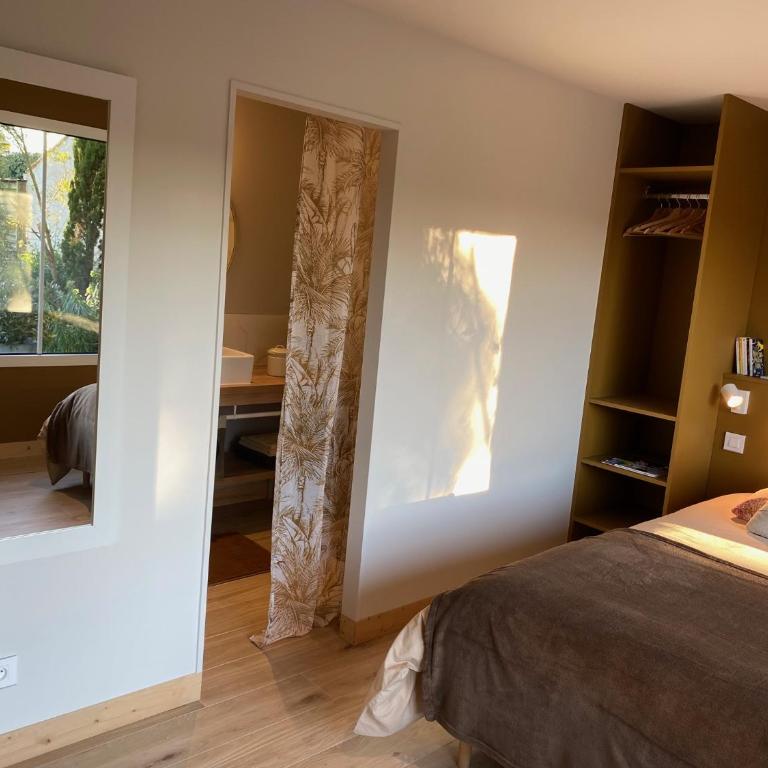 Maison M, chambre privée accès jardin piscine et jacuzzi près de La Rochelle - Chambre Double - Vue sur Piscine - 9