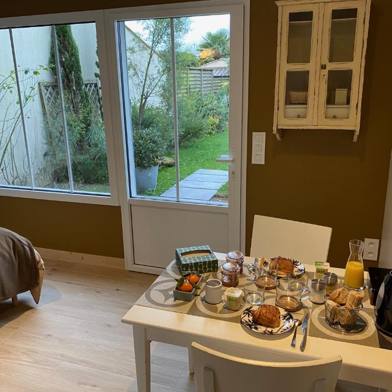 Maison M, chambre privée accès jardin piscine et jacuzzi près de La Rochelle - Chambre Double - Vue sur Piscine - 11