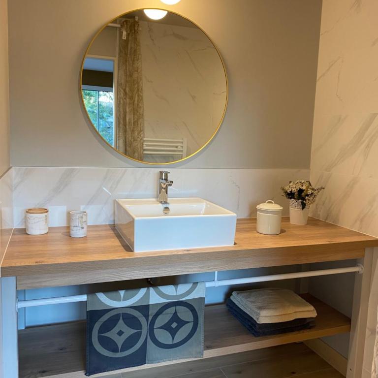 Maison M, chambre privée accès jardin piscine et jacuzzi près de La Rochelle - Chambre Double - Vue sur Piscine - 13