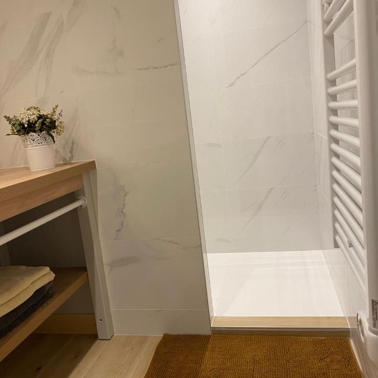 Maison M, chambre privée accès jardin piscine et jacuzzi près de La Rochelle - Chambre Double - Vue sur Piscine - 14