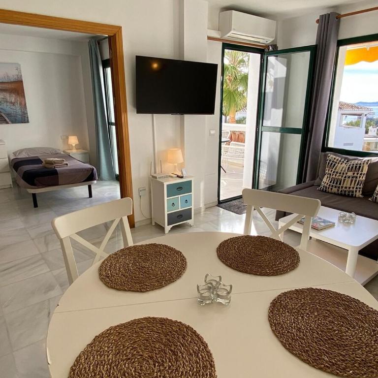 Seaview Torrequebrada Pueblo - Two-Bedroom Apartment with Balcony and Sea View - 9