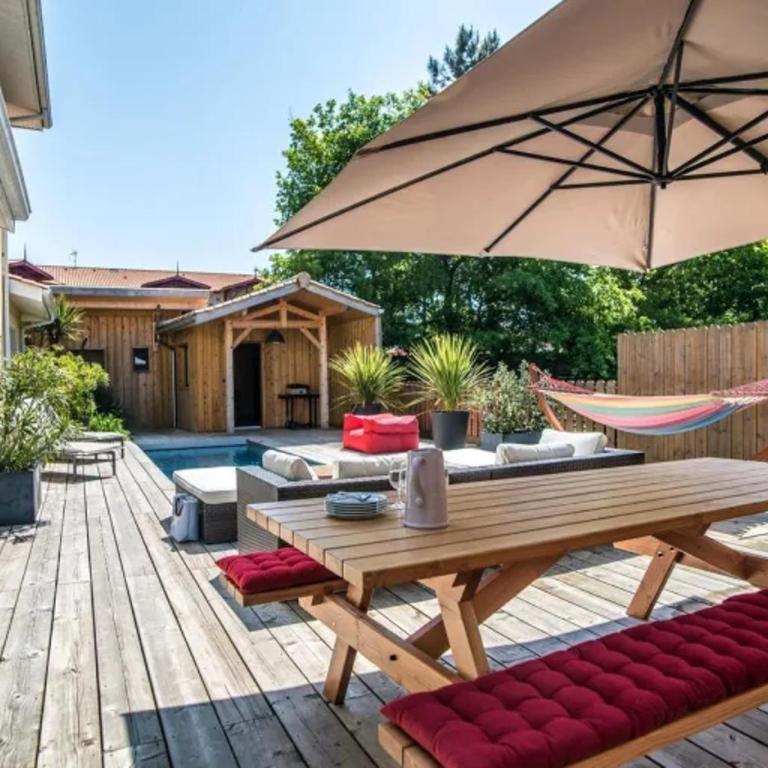 Villa au charme familial avec belle terrasse et piscine chauffée - Three-Bedroom Villa - 1