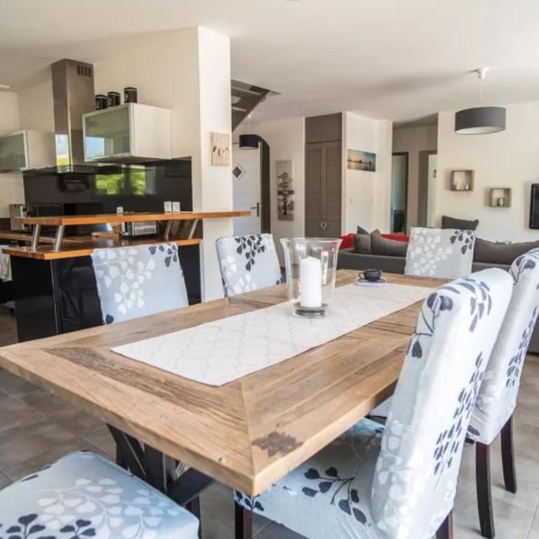 Villa au charme familial avec belle terrasse et piscine chauffée - Three-Bedroom Villa - 10