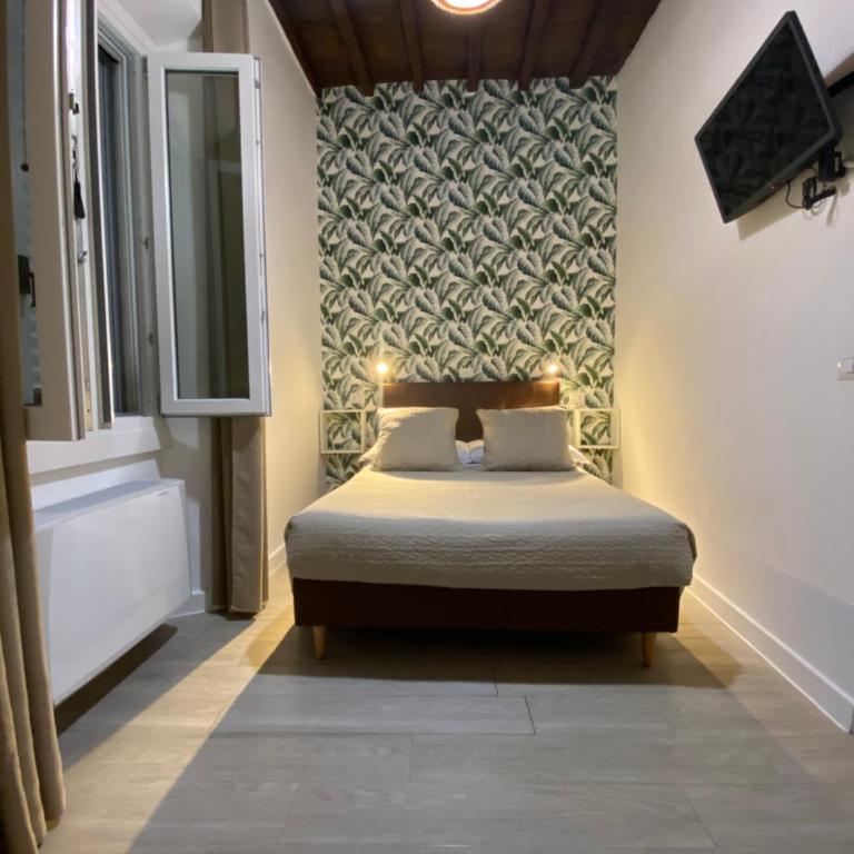 Hotel Nella Firenze - Camera Matrimoniale con Bagno Privato Esterno - 7