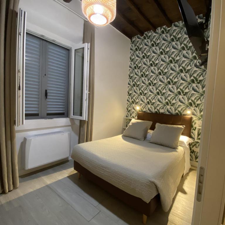 Hotel Nella Firenze - Camera Matrimoniale con Bagno Privato Esterno - 1