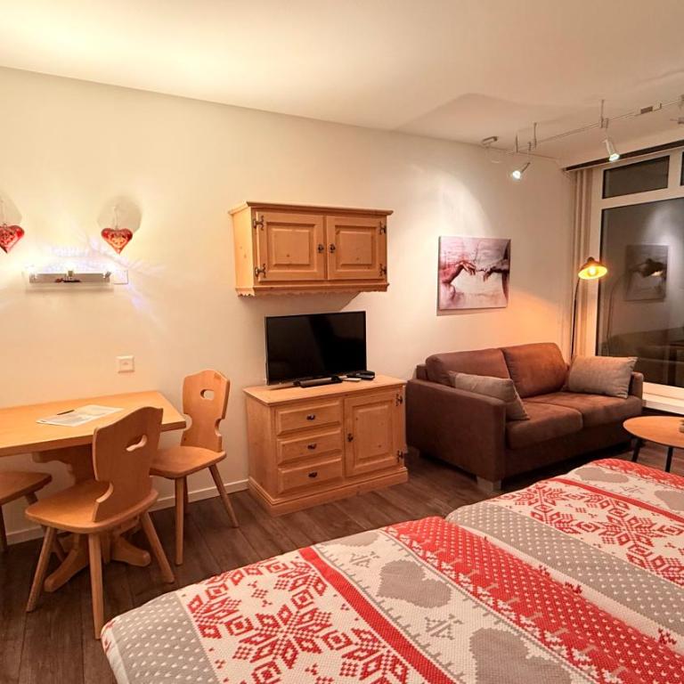 4 Min walking to Congress Center Zentral wohnen, ankommen, heimeliges ruhiges Studio mitten in Davos - Apartment mit 1 Schlafzimmer - 2