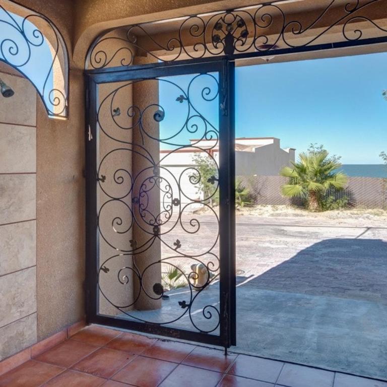 1 Min Walk to Beach - Sleeps 14 - AC - WiFi - Near Malecón - Villa frente a la playa - 9