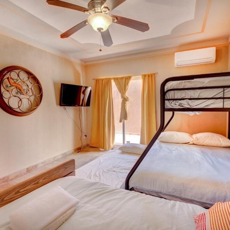 1 Min Walk to Beach - Sleeps 14 - AC - WiFi - Near Malecón - Villa frente a la playa - 12