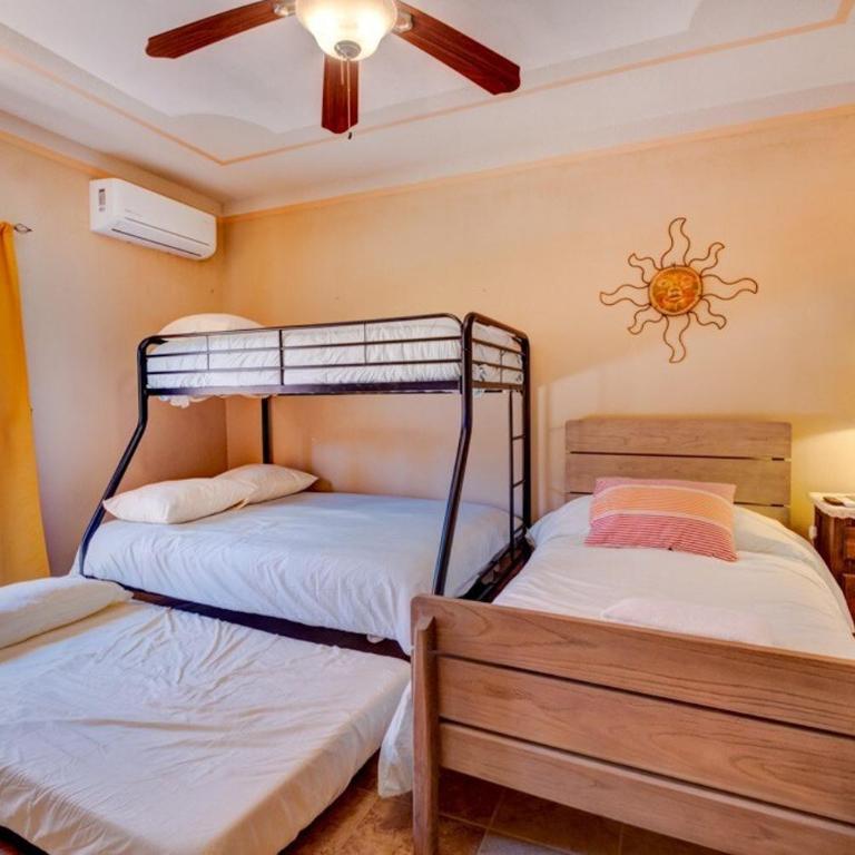 1 Min Walk to Beach - Sleeps 14 - AC - WiFi - Near Malecón - Villa frente a la playa - 32