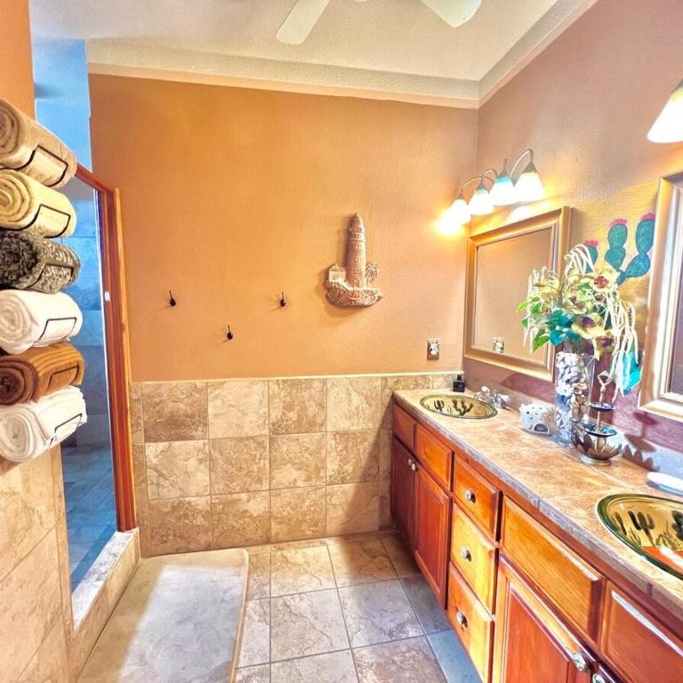 1 Min Walk to Beach - Sleeps 14 - AC - WiFi - Near Malecón - Villa frente a la playa - 36