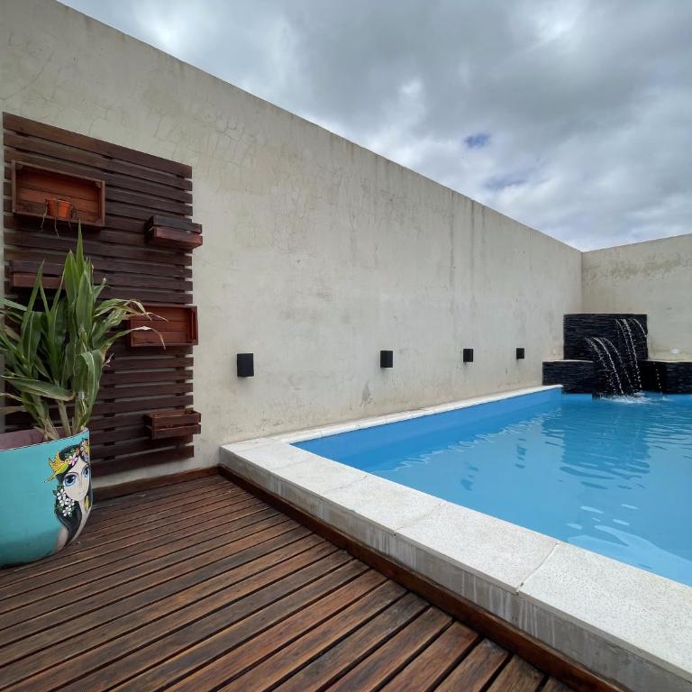 Casa y Piscina - Semi Céntrica con Estacionamiento - Casa de 2 dormitorios - 1