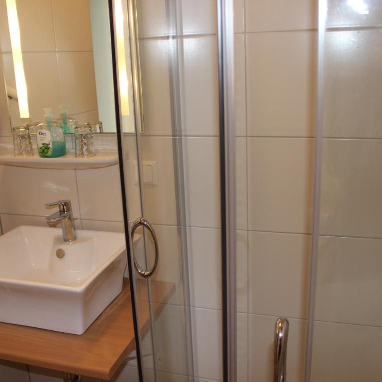 Pension Krakolinig - Doppelzimmer mit Balkon und Seeblick - 10