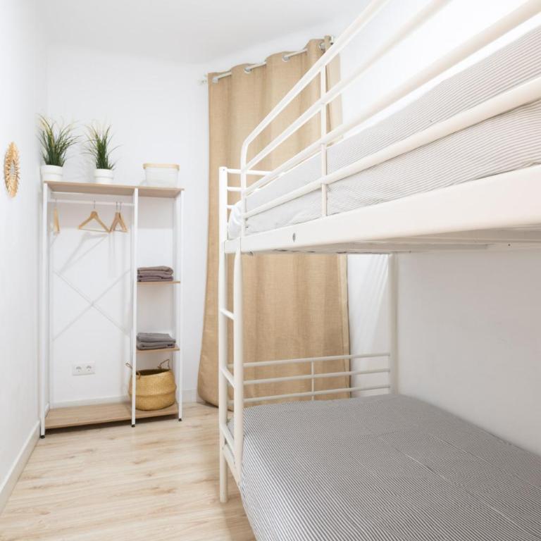 Apartamento NUEVO con encanto en SAGRADA FAMILIA - Three-Bedroom Apartment - 4