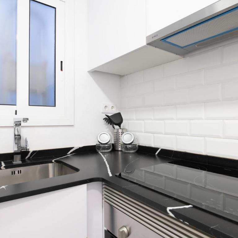 Apartamento NUEVO con encanto en SAGRADA FAMILIA - Three-Bedroom Apartment - 39