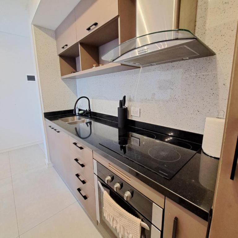 Depto 2 ambientes, con cochera, zona Guemes - Apartamento de 1 dormitorio - 2