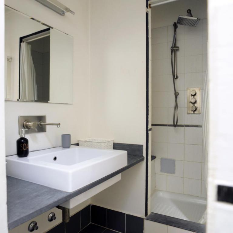 Sant Ambrogio Courtyard Room in shared flat - Room in a shared flat - 6