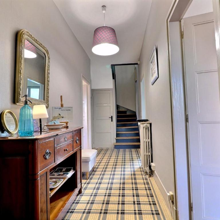 Maison de caractere- centre- plage à pied - bord de mer - Four-Bedroom House - 5
