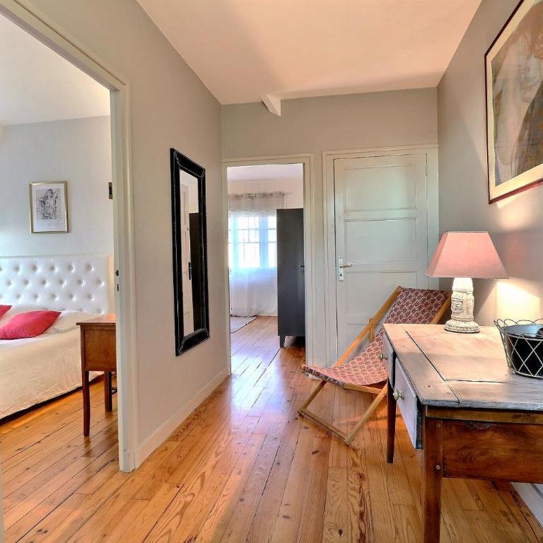 Maison de caractere- centre- plage à pied - bord de mer - Four-Bedroom House - 1