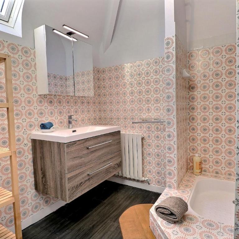 Maison de caractere- centre- plage à pied - bord de mer - Four-Bedroom House - 16