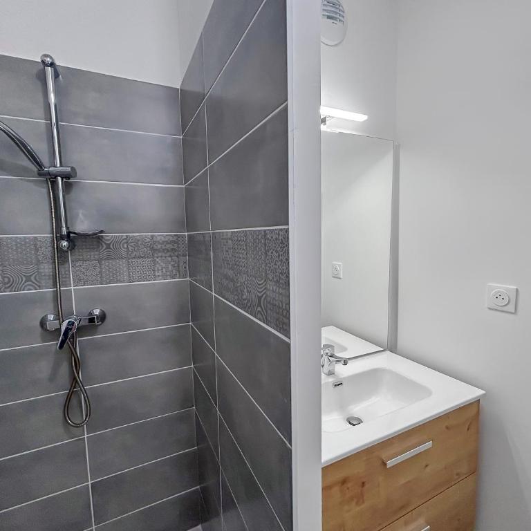 Grande Terrasse & Parking - à Vias - Appartement 3 Chambres - 60
