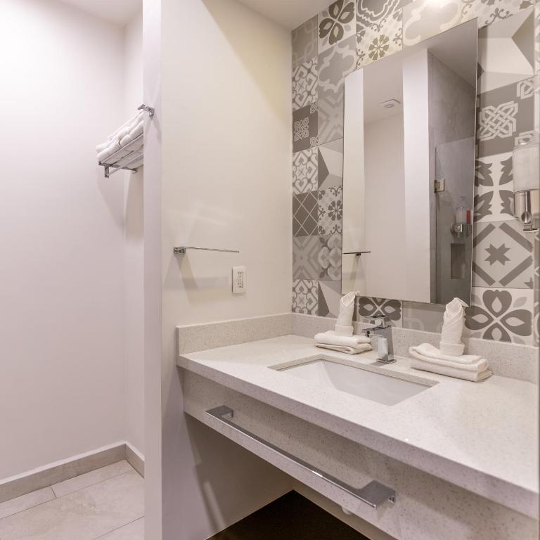 Laguna Shores Resort - Standard King Room - 4