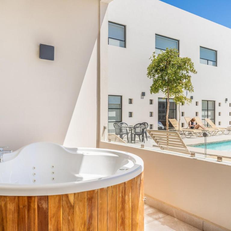 Laguna Shores Resort - Standard King Room - 1