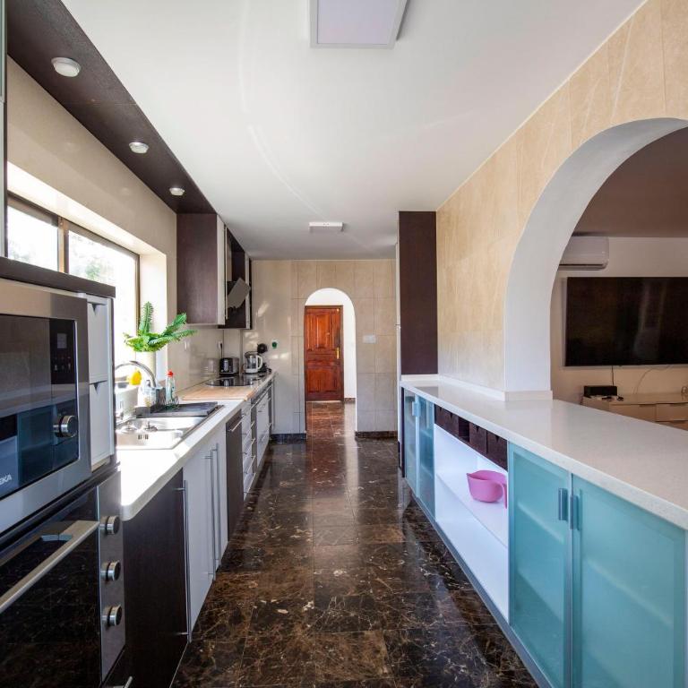 Beautiful open 3 bed apartment - Three-Bedroom Apartment - 20