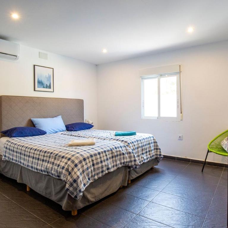 Beautiful open 3 bed apartment - Three-Bedroom Apartment - 11