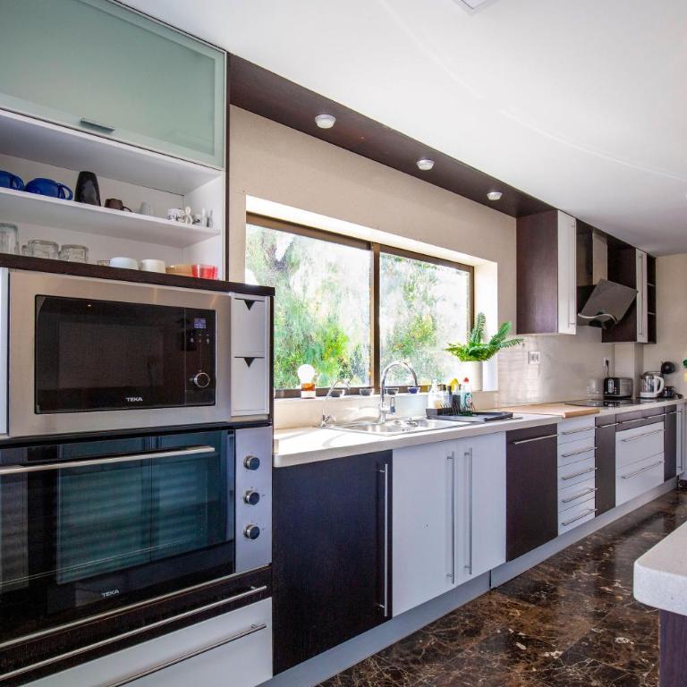 Beautiful open 3 bed apartment - Three-Bedroom Apartment - 10