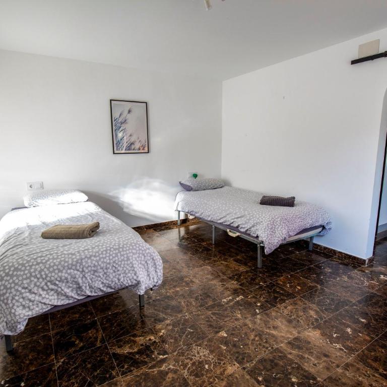 Beautiful open 3 bed apartment - Three-Bedroom Apartment - 12