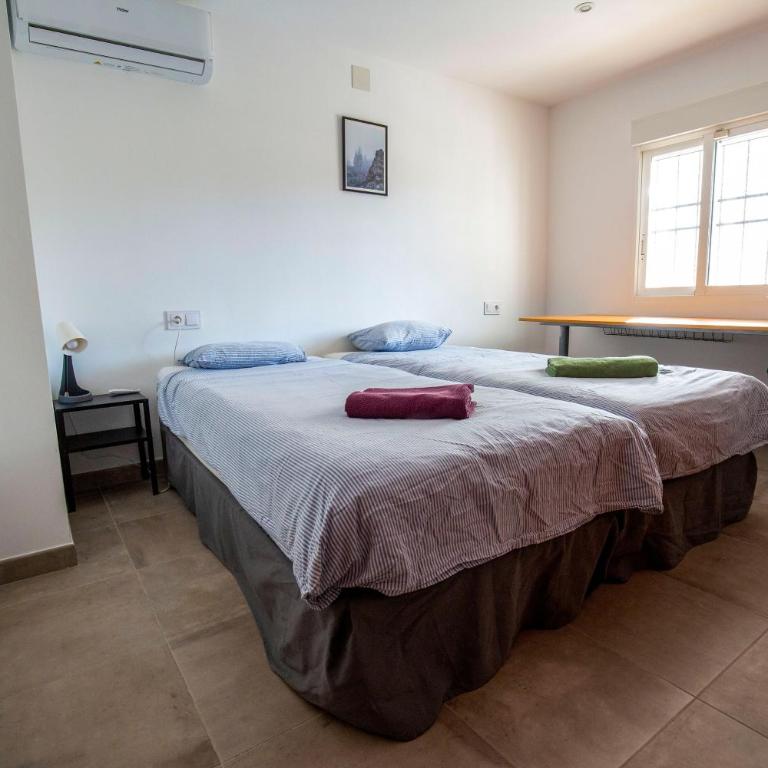 Beautiful open 3 bed apartment - Three-Bedroom Apartment - 4