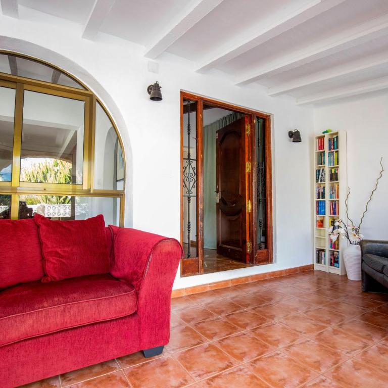 Beautiful open 3 bed apartment - Three-Bedroom Apartment - 5