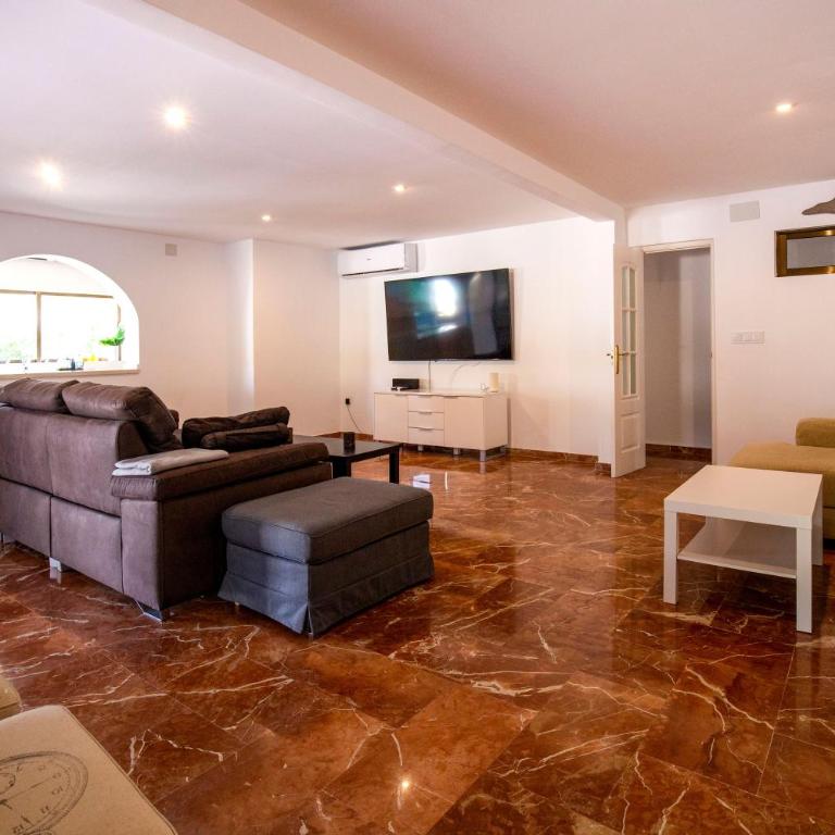 Beautiful open 3 bed apartment - Three-Bedroom Apartment - 3