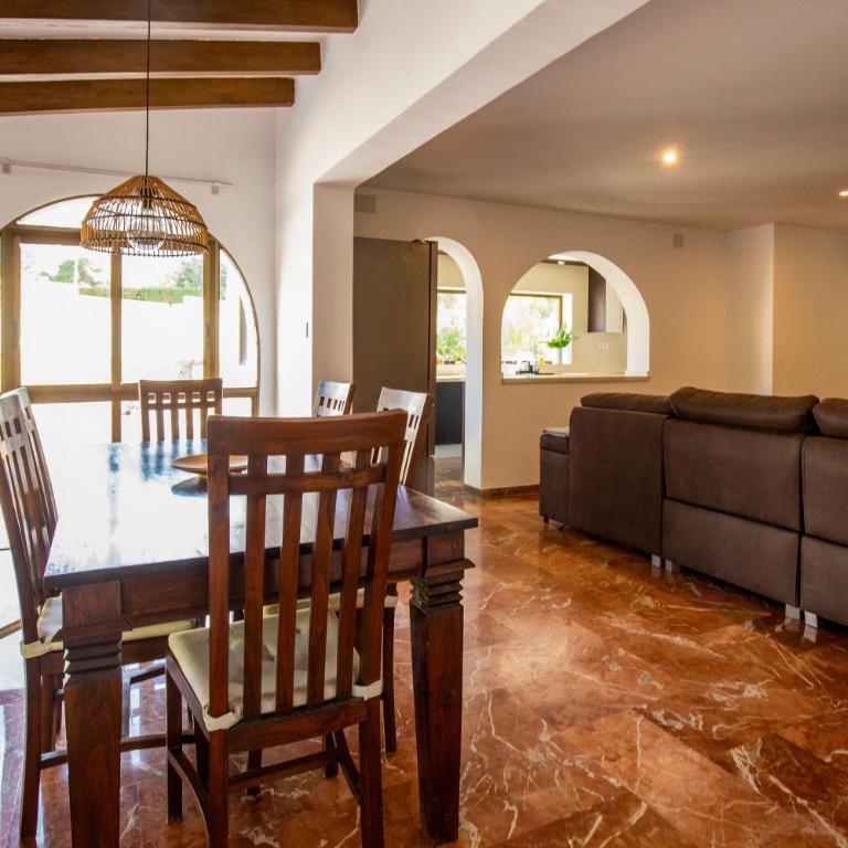 Beautiful open 3 bed apartment - Three-Bedroom Apartment - 2