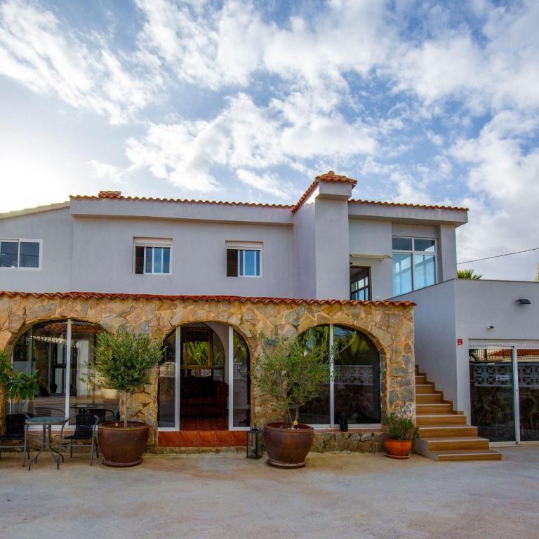 Beautiful open 3 bed apartment - Three-Bedroom Apartment - 1