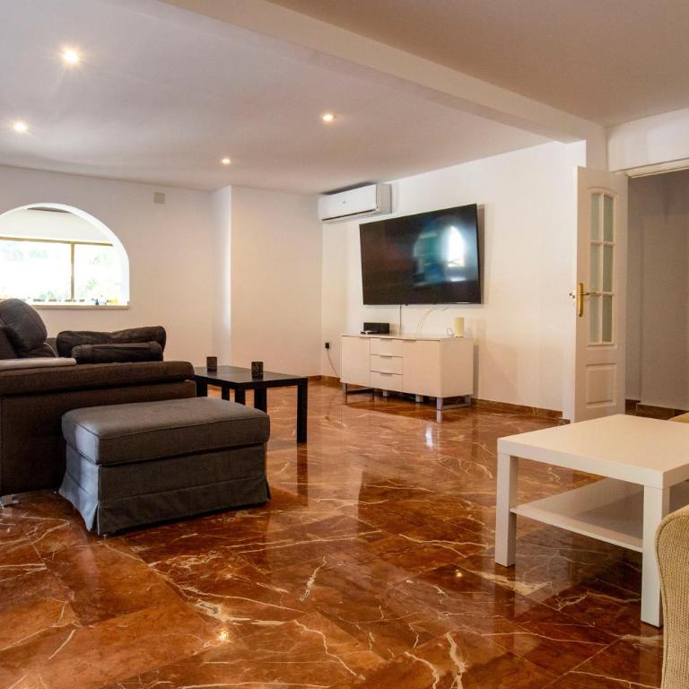 Beautiful open 3 bed apartment - Three-Bedroom Apartment - 14