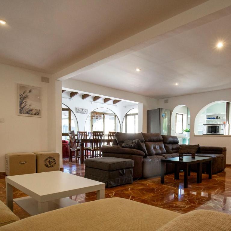 Beautiful open 3 bed apartment - Three-Bedroom Apartment - 19
